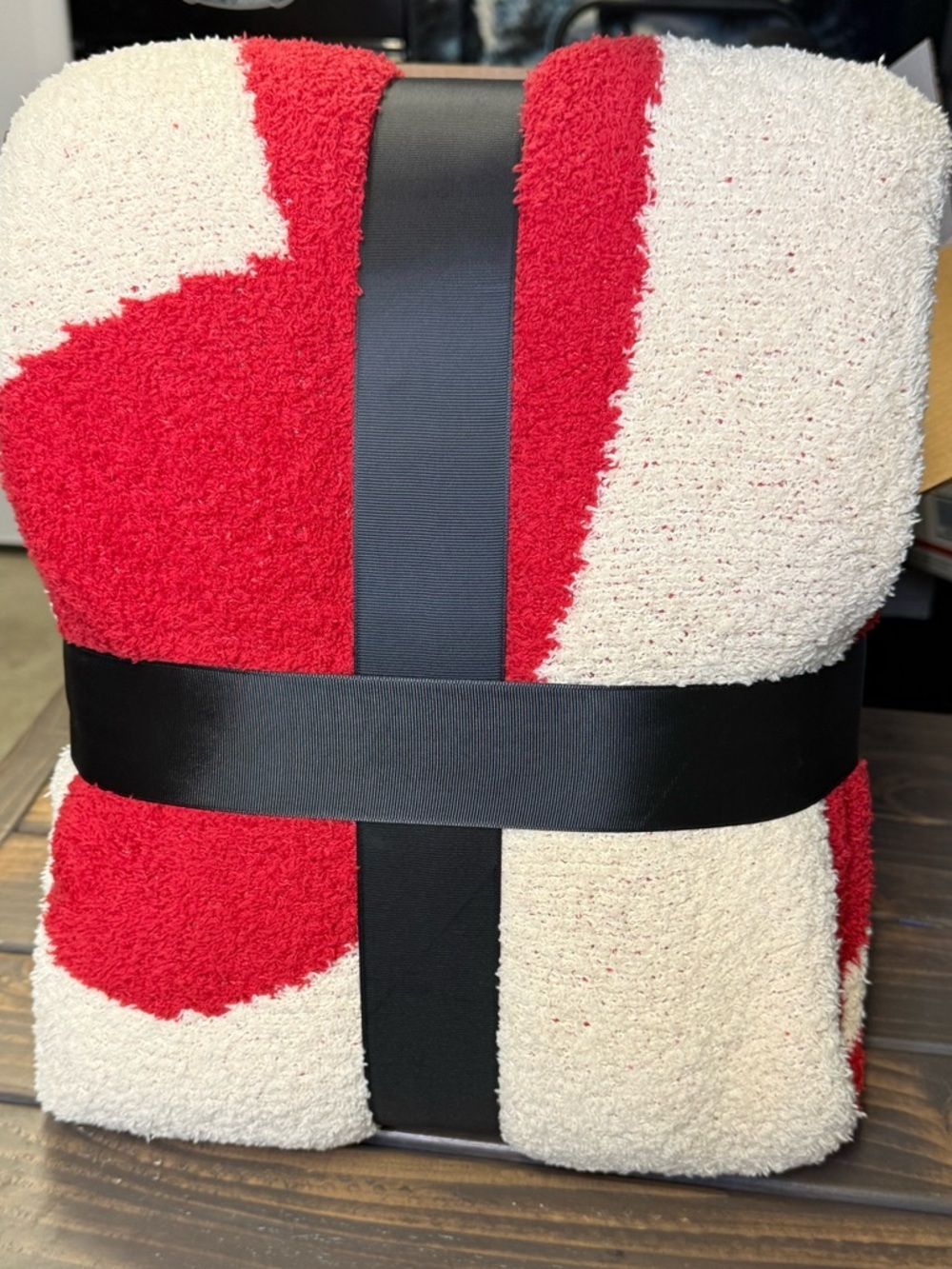 Logo Brands Georgia Bulldogs Luxe Dreams Throw, 60" x 80" - Picture 5 of 7